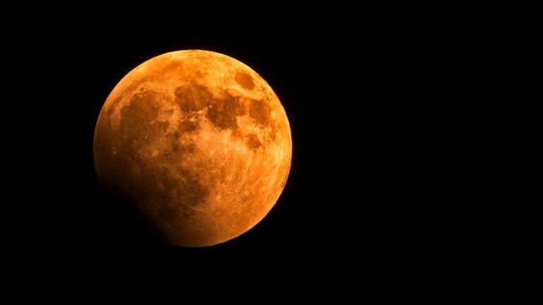 Você sabia que a Lua está se afastando da Terra? 1 blood moon