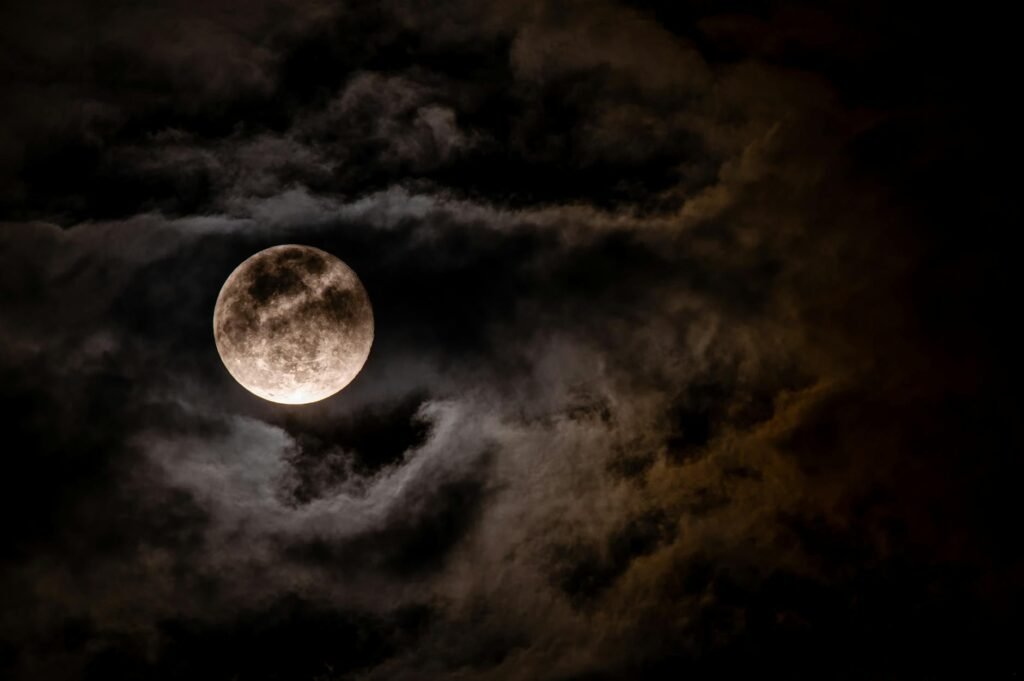 Você sabia que a Lua está se afastando da Terra? 3 photo of a full moon