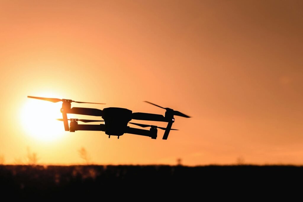 O que é um Zangão? Descubra Curiosidades e Funções Surpreendentes dessa Incrível Artefato! 5 silhouette of camera drone flew in mid air