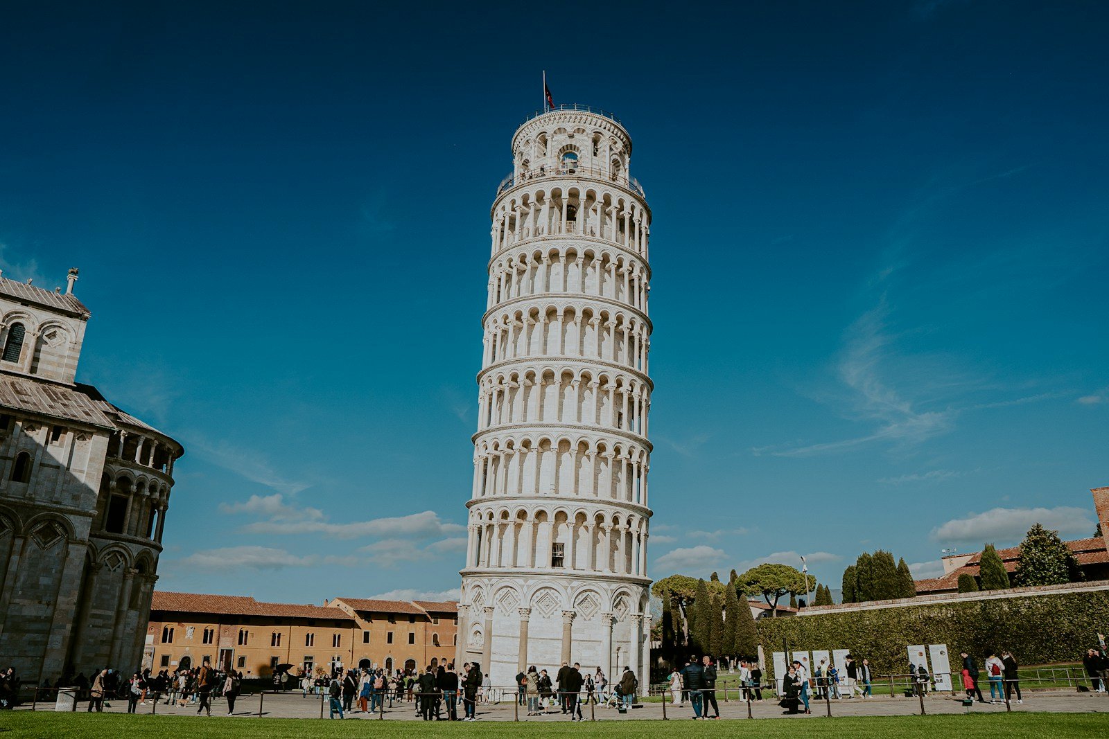A Torre Inclinada de Pisa nunca esteve perfeitamente reta