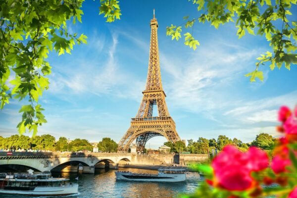 A Torre Eiffel encolhe no inverno