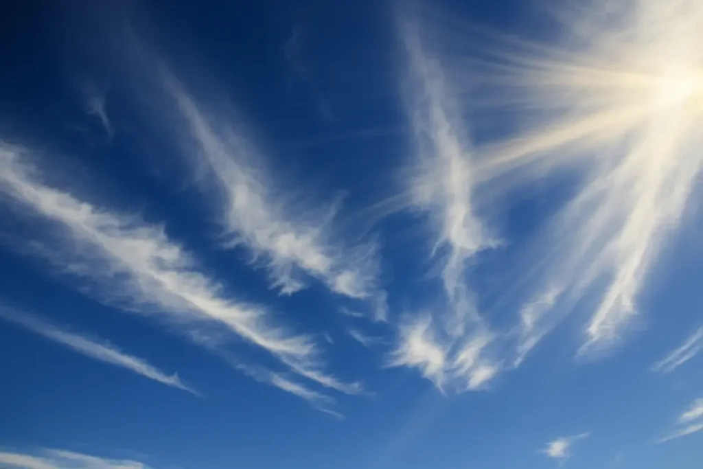 Céu azul claro com nuvens leves.